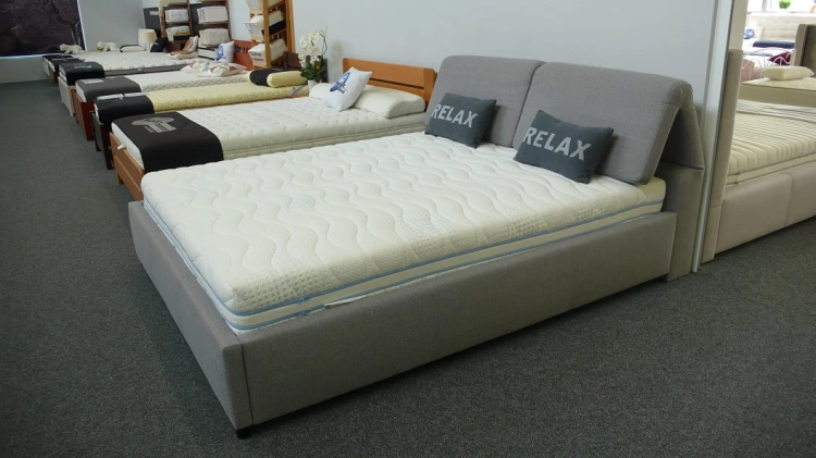 ŁÓŻKO TAPICEROWANE Desire 2000 obicie gr 2 Board Grey 65
Nóżki standard - okrągła, wysokość 5 cm, kolor czarny
Boki proste o szerokości 5 cm, scalone ze szczytem
