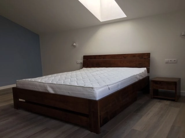 Łóżko HALDEN / HALDEN PLUS, drewniane OLCHA lub DĄB - Ekodom / kolor orzech rozmiar 160x200 z pojemnikiem na pościel  w Świat Sypialni Piaseczno ulica Puławska 48