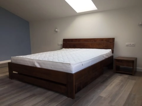 Łóżko HALDEN / HALDEN PLUS, drewniane OLCHA lub DĄB - Ekodom / kolor orzech rozmiar 160x200 z pojemnikiem na pościel  w Świat Sypialni Piaseczno ulica Puławska 48