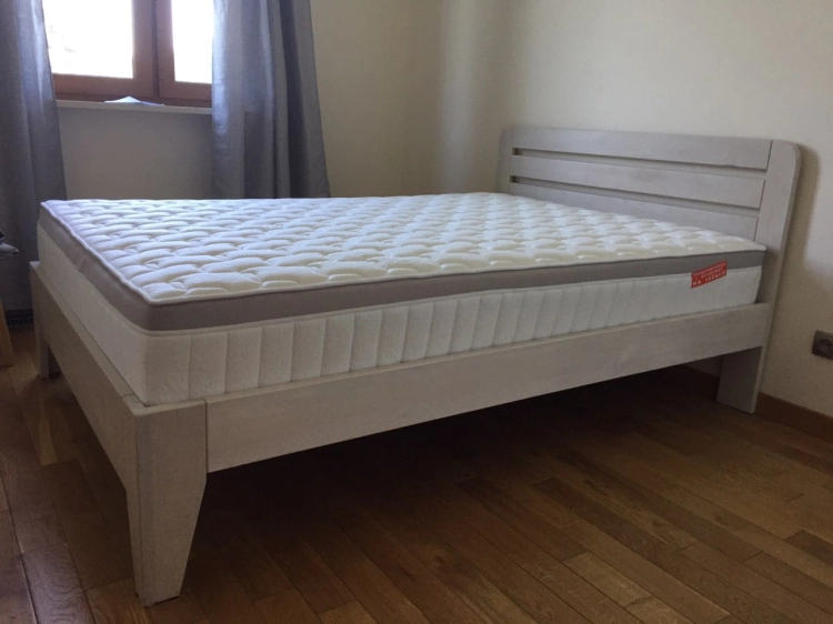 Łóżko bukowe, drewniane LK 189 Drewmax, buk Bielony Puławska 48, Piaseczno koło Warszawy, salon stacjonarny, na zdjęciu rozmiar 120/200cm, materac Hybrid Relaks