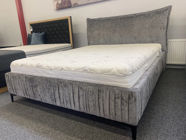 Łóżko SIMONE ONE tapicerowane light z miękkim zagłówkiem oraz pojemnikiem na pościel / schowkiem  - Bed Design w Świat Sypialni Piaseczno rozmiary 140/200; 160/200 ; 180/200 ; 200/200 ; 140x/200 ; 160x200 ; 180x200 ; 200x200