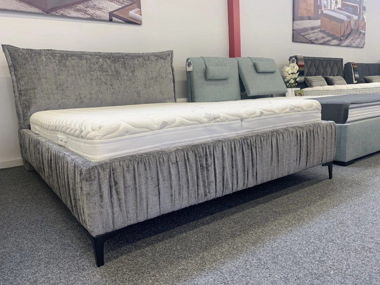 Łóżko SIMONE ONE tapicerowane light z miękkim zagłówkiem oraz pojemnikiem na pościel / schowkiem  - Bed Design w Świat Sypialni Piaseczno rozmiary 140/200; 160/200 ; 180/200 ; 200/200 ; 140x/200 ; 160x200 ; 180x200 ; 200x200