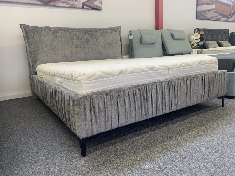 Łóżko SIMONE ONE tapicerowane light z miękkim zagłówkiem oraz pojemnikiem na pościel / schowkiem  - Bed Design w Świat Sypialni Piaseczno rozmiary 140/200; 160/200 ; 180/200 ; 200/200 ; 140x/200 ; 160x200 ; 180x200 ; 200x200