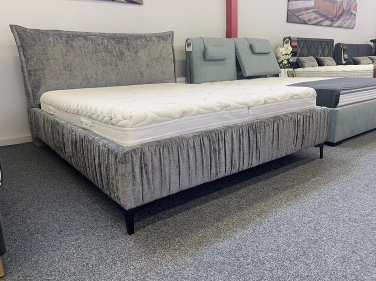 Łóżko SIMONE ONE tapicerowane light z miękkim zagłówkiem oraz pojemnikiem na pościel / schowkiem  - Bed Design w Świat Sypialni Piaseczno rozmiary 140/200; 160/200 ; 180/200 ; 200/200 ; 140x/200 ; 160x200 ; 180x200 ; 200x200