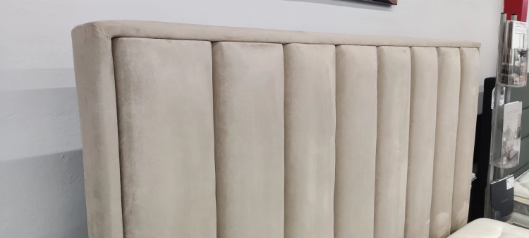 Łóżko z wysokim zagłówkiem w pionowe pasy / wertykalnym Oliviero z pojemnikiem na pościel Bed Design w Świat Sypialni Piaseczno  rozmiar 140/200 ; 160/200 ; 180/200 ; 200/200 ; 140x200 ; 160x200 ; 180x200 ; 200x200