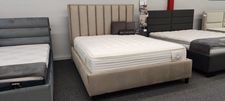 Łóżko z wysokim zagłówkiem w pionowe pasy / wertykalnym Oliviero z pojemnikiem na pościel Bed Design w Świat Sypialni Piaseczno  rozmiar 140/200 ; 160/200 ; 180/200 ; 200/200 ; 140x200 ; 160x200 ; 180x200 ; 200x200