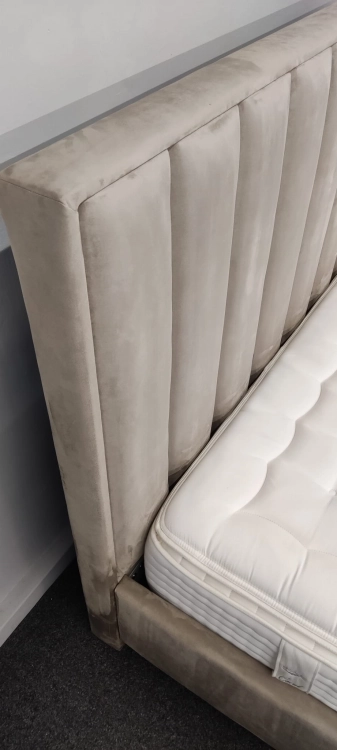 Łóżko z wysokim zagłówkiem w pionowe pasy / wertykalnym Oliviero z pojemnikiem na pościel Bed Design w Świat Sypialni Piaseczno  rozmiar 140/200 ; 160/200 ; 180/200 ; 200/200 ; 140x200 ; 160x200 ; 180x200 ; 200x200