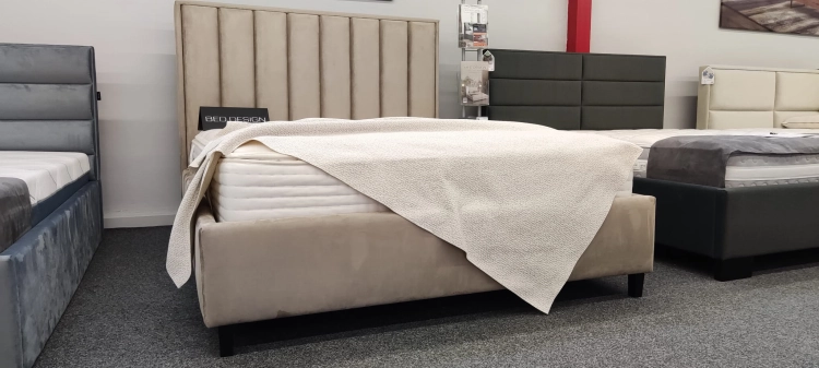 Łóżko z wysokim zagłówkiem w pionowe pasy / wertykalnym Oliviero z pojemnikiem na pościel Bed Design w Świat Sypialni Piaseczno  rozmiar 140/200 ; 160/200 ; 180/200 ; 200/200 ; 140x200 ; 160x200 ; 180x200 ; 200x200