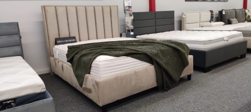 Łóżko z wysokim zagłówkiem w pionowe pasy / wertykalnym Oliviero z pojemnikiem na pościel Bed Design w Świat Sypialni Piaseczno  rozmiar 140/200 ; 160/200 ; 180/200 ; 200/200 ; 140x200 ; 160x200 ; 180x200 ; 200x200