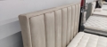 Łóżko Oliviero  - Bed Design, kontynent na nogach z pojemnikiem na pościel. Do zamówienia wielkość 120/200, 140/200, 160/200, 180/200 lub 200/200cm. Wezgłowie to pionowe pasy.