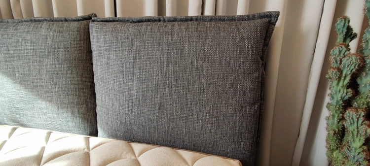Łóżko tapicerowane PILLOWS na szpilkach z miękkimi poduszkami na zagłówku  - New Design w Świat Sypialni Piaseczno 160/200 180/200 obicie Fargotex Neon, boki łóżka 25/8cm