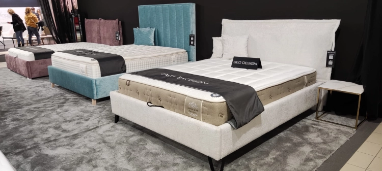 Łóżko SIMONE ONE tapicerowane light z miękkim zagłówkiem oraz pojemnikiem na pościel / schowkiem  - Bed Design w Świat Sypialni Piaseczno rozmiary 140/200; 160/200 ; 180/200 ; 200/200 ; 140x/200 ; 160x200 ; 180x200 ; 200x200
