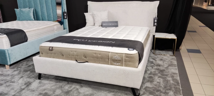 Łóżko SIMONE ONE tapicerowane light z miękkim zagłówkiem oraz pojemnikiem na pościel / schowkiem  - Bed Design w Świat Sypialni Piaseczno rozmiary 140/200; 160/200 ; 180/200 ; 200/200 ; 140x/200 ; 160x200 ; 180x200 ; 200x200