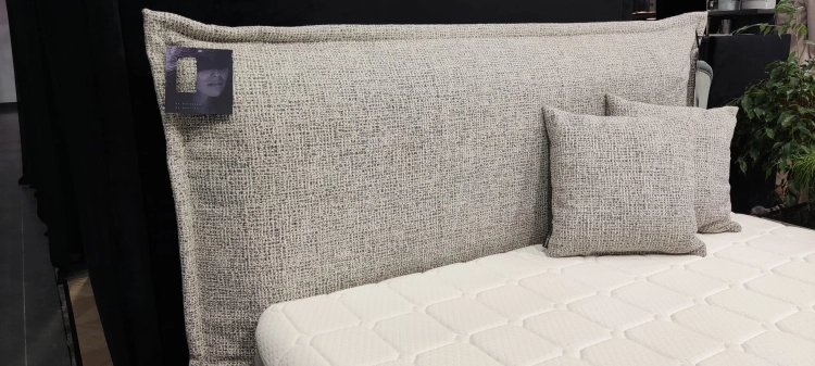 Łóżko SIMONE ONE tapicerowane light z miękkim zagłówkiem oraz pojemnikiem na pościel / schowkiem  - Bed Design w Świat Sypialni Piaseczno rozmiary 140/200; 160/200 ; 180/200 ; 200/200 ; 140x/200 ; 160x200 ; 180x200 ; 200x200