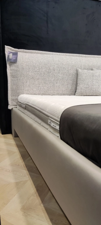 Łóżko SIMONE ONE tapicerowane light z miękkim zagłówkiem oraz pojemnikiem na pościel / schowkiem  - Bed Design w Świat Sypialni Piaseczno rozmiary 140/200; 160/200 ; 180/200 ; 200/200 ; 140x/200 ; 160x200 ; 180x200 ; 200x200
