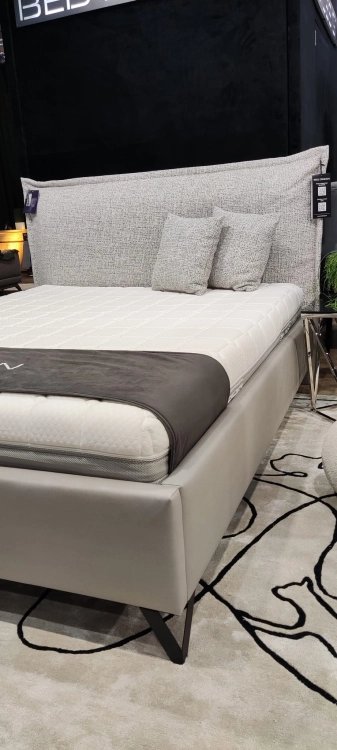 Łóżko SIMONE ONE tapicerowane light z miękkim zagłówkiem oraz pojemnikiem na pościel / schowkiem  - Bed Design w Świat Sypialni Piaseczno rozmiary 140/200; 160/200 ; 180/200 ; 200/200 ; 140x/200 ; 160x200 ; 180x200 ; 200x200