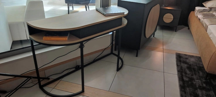 Toaletka konsola do sypialni Ovalo we włoskim stylu na metalowych nogach New Elegance w Świat Sypialni Piaseczno