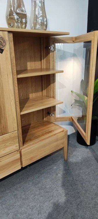 Witryna drewniana dębowa KW 337 dąb naturalny w stylu Retro kolekcja - Drewmax w Świat Sypialni Piaseczno