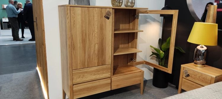 Witryna drewniana dębowa KW 337 dąb naturalny w stylu Retro kolekcja - Drewmax w Świat Sypialni Piaseczno