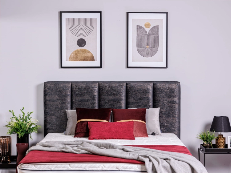 Łóżko tapicerowane GAJA pionowe pasy na zagłówku, wysokie złote nogi, z pojemnikiem na pościel - Hauss w Świat Sypialni Piaseczno 140x200 160x200 180x200 200x200