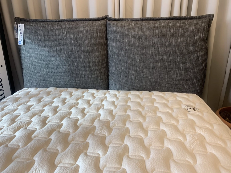 Łóżko tapicerowane PILLOWS, New Design, 2-poduszki na zagłówku (wezgłowiu),  Świat Sypialni Piaseczno / Warszawa 160/200 180/200, 140/200, obicie Fargotex Neon, bardzo wygodne