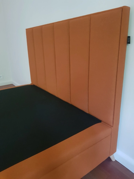 Łóżko Quaddro Vertical kontynentalne z pojemnikiem na pościel - New Design / zagłówek z pionowymi pasami