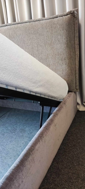 Łóżko SIMONE ONE tapicerowane / ramowe (z pojemnikiem lub bez pojemnika) - Bed Design w Świat Sypialni Piaseczno ulica Puławska 48
