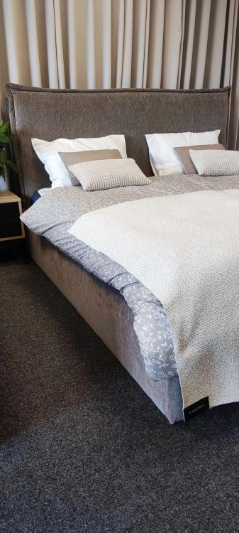 Łóżko SIMONE ONE tapicerowane / ramowe (z pojemnikiem lub bez pojemnika) - Bed Design w Świat Sypialni Piaseczno ulica Puławska 48
