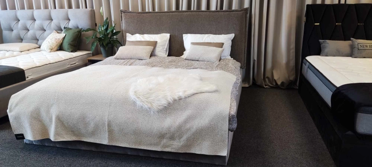 Łóżko SIMONE ONE tapicerowane / ramowe (z pojemnikiem lub bez pojemnika) - Bed Design w Świat Sypialni Piaseczno ulica Puławska 48