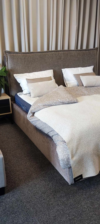 Łóżko SIMONE ONE tapicerowane / ramowe (z pojemnikiem lub bez pojemnika) - Bed Design w Świat Sypialni Piaseczno ulica Puławska 48