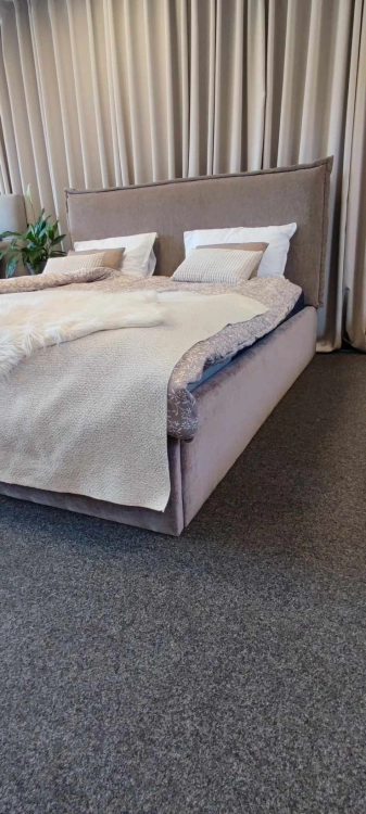 Łóżko SIMONE ONE tapicerowane / ramowe (z pojemnikiem lub bez pojemnika) - Bed Design w Świat Sypialni Piaseczno ulica Puławska 48