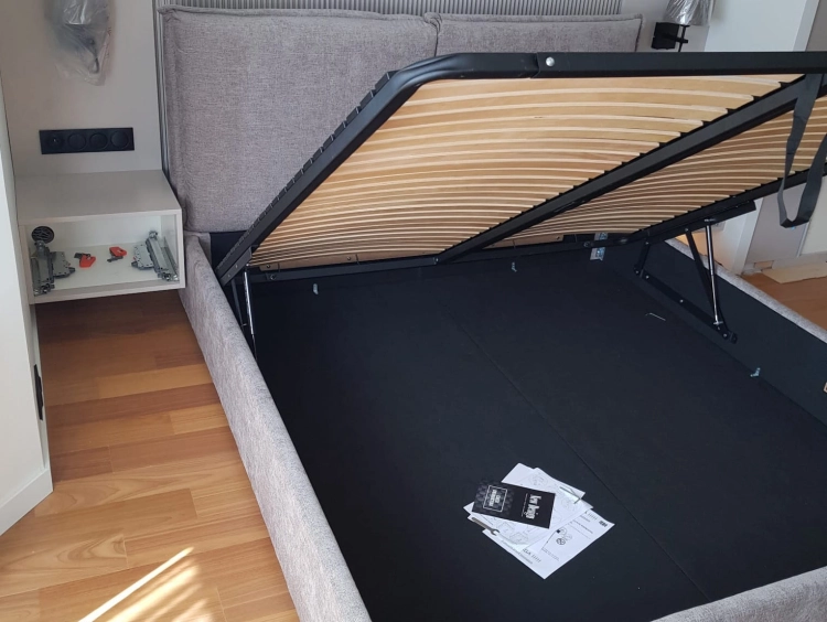 Łóżko Pillows 160x200 z pojemnikiem i stelażem, bok 5cm
