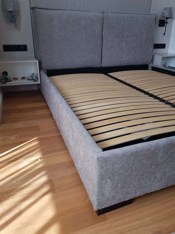 Łóżko Pillows 160x200 z pojemnikiem i stelażem, bok 5cm