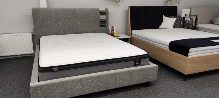 Łóżko tapicerowane z miękkim oparciem KINGSTONE tkanina Fargotex Luna 03 - Italcomfort w Świat Sypialni Piaseczno ulica Puławska 48
