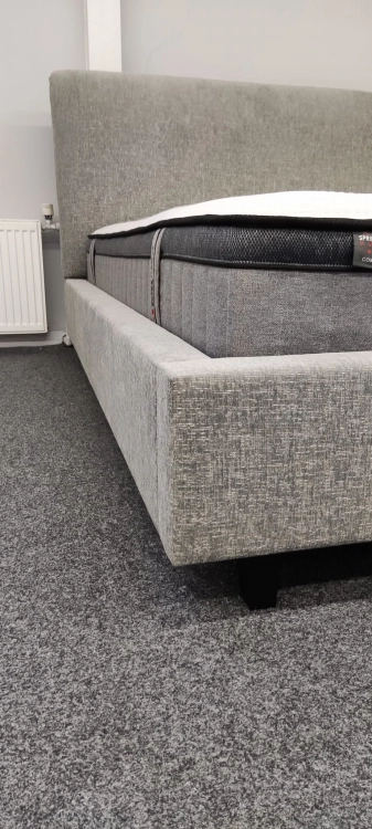 Łóżko tapicerowane z miękkim oparciem KINGSTONE tkanina Fargotex Luna 03 - Italcomfort w Świat Sypialni Piaseczno ulica Puławska 48