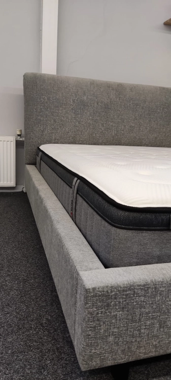 Łóżko tapicerowane z miękkim oparciem KINGSTONE tkanina Fargotex Luna 03 - Italcomfort w Świat Sypialni Piaseczno ulica Puławska 48