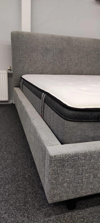 Łóżko tapicerowane z miękkim oparciem KINGSTONE tkanina Fargotex Luna 03 - Italcomfort w Świat Sypialni Piaseczno ulica Puławska 48