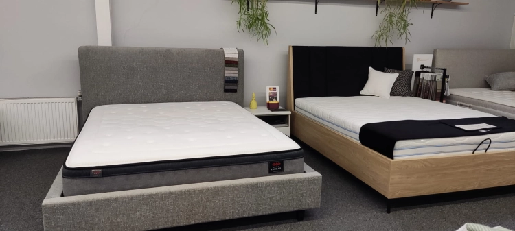 Łóżko tapicerowane z miękkim oparciem KINGSTONE tkanina Fargotex Luna 03 - Italcomfort w Świat Sypialni Piaseczno ulica Puławska 48