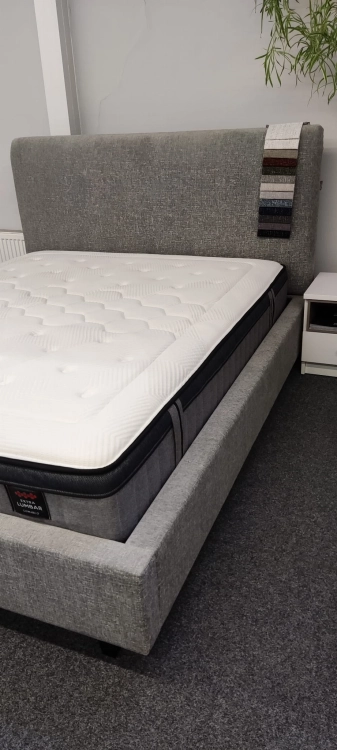 Łóżko tapicerowane z miękkim oparciem KINGSTONE tkanina Fargotex Luna 03 - Italcomfort w Świat Sypialni Piaseczno ulica Puławska 48