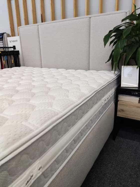 Materac Argento Therapy Mollyflex, piankowy 90x200, 100x200, 120x200, 140x200, 160x200, 180x200, 200x200_na łóżku tapicerowanym Cristiano