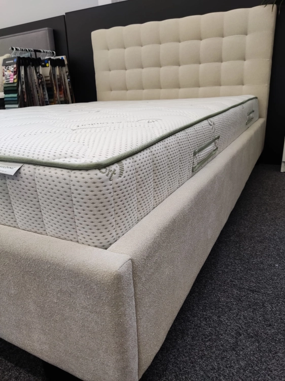 Materac FIORD, z kolekcji ekologicznej, materac piankowy. Hilding. materac 80x200, 90x200, 100x200, 120x200, 140x200, 160x200, 180x200. Materac Fiord o średniej twardości. Materac leży  na łóżku tapicerowanym Madison.