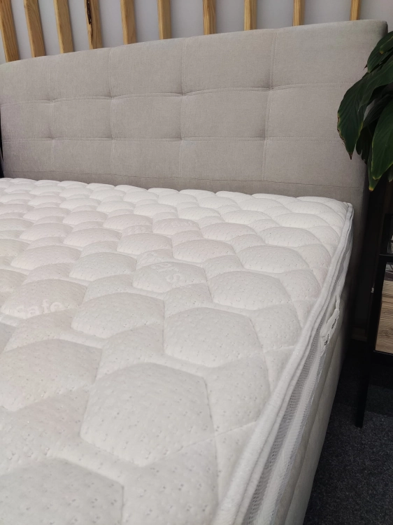 Łóżko BENITO kontynentalne z pojemnikiem - Bed Design w Świat Sypialni Piaseczno ulica Puławska 48, podstawa na nogach drewnianych