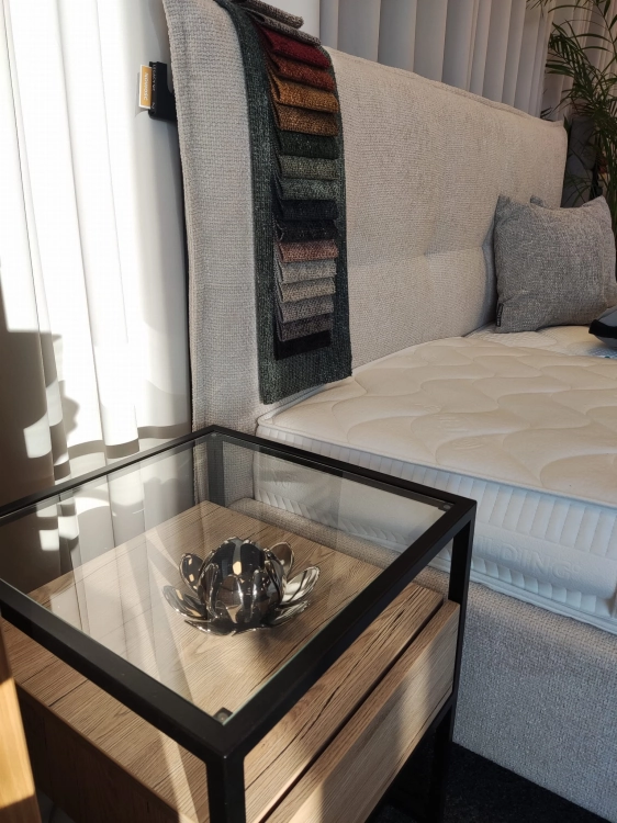 Szafka nocna / Stolik Nocny Glass Loft, obok łóżko Vegas tapicerowane