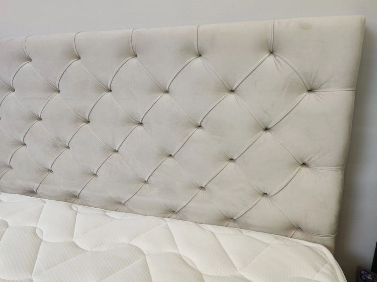Styl Chesterfield  charakteryzuje się głębokim pikowaniem.