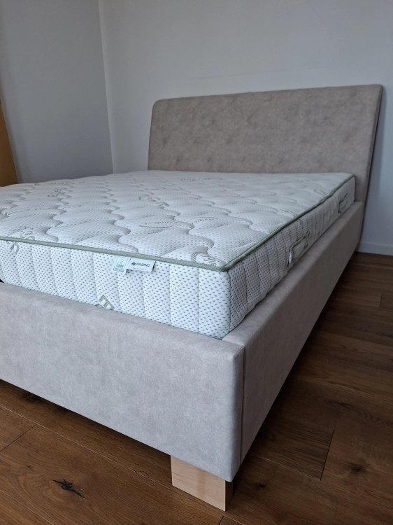 Łóżko Xsavier Comfort 160/200 z pojemnikiem na pościel, wezgłowie Comfort, obicie Vera 02, noga drewno, 10 cm, materac Fiord Eco Hilding