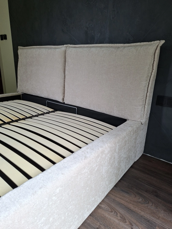Łóżko Pillows 180x200 z pojemnikiem i stelażem, bok 40cm/ 11cm, bez nóg, wezgłowie 110cm, obicie: Intense 08