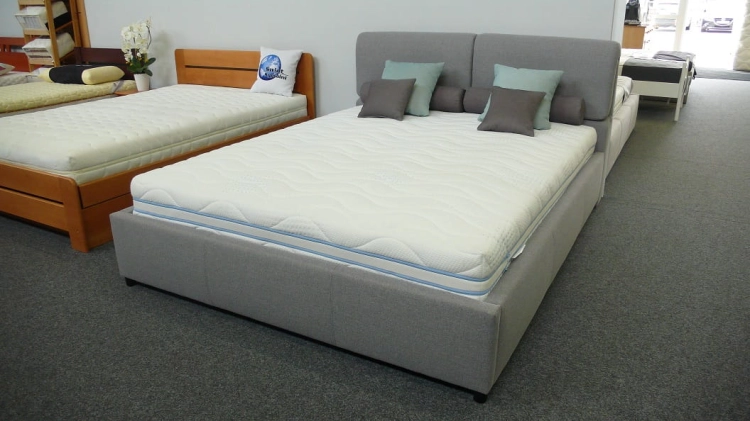 ŁÓŻKO TAPICEROWANE Desire 2000 obicie gr 2 Board Grey 65
Nóżki standard - okrągła, wysokość 5 cm, kolor czarny
Boki proste o szerokości 5 cm, scalone ze szczytem