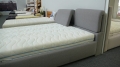 ŁÓŻKO TAPICEROWANE Desire 2000 obicie gr 2 Board Grey 65
Nóżki standard - okrągła, wysokość 5 cm, kolor czarny
Boki proste o szerokości 5 cm, scalone ze szczytem