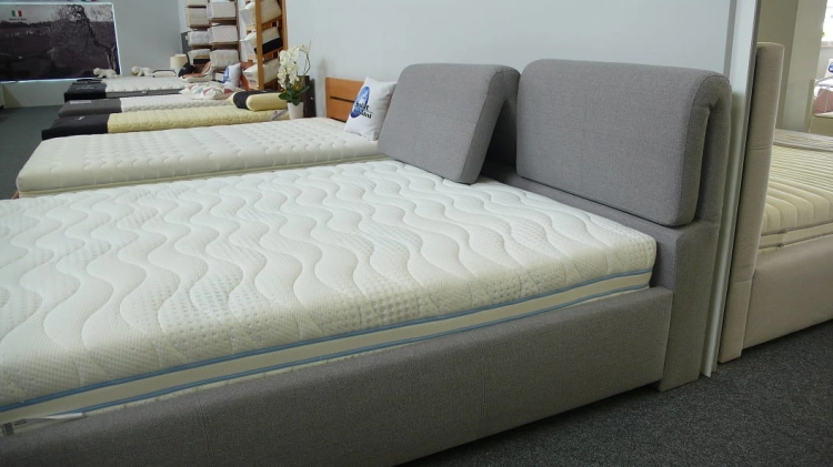 ŁÓŻKO TAPICEROWANE Desire 2000 obicie gr 2 Board Grey 65
Nóżki standard - okrągła, wysokość 5 cm, kolor czarny
Boki proste o szerokości 5 cm, scalone ze szczytem