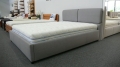 ŁÓŻKO TAPICEROWANE Desire 2000 obicie gr 2 Board Grey 65
Nóżki standard - okrągła, wysokość 5 cm, kolor czarny
Boki proste o szerokości 5 cm, scalone ze szczytem